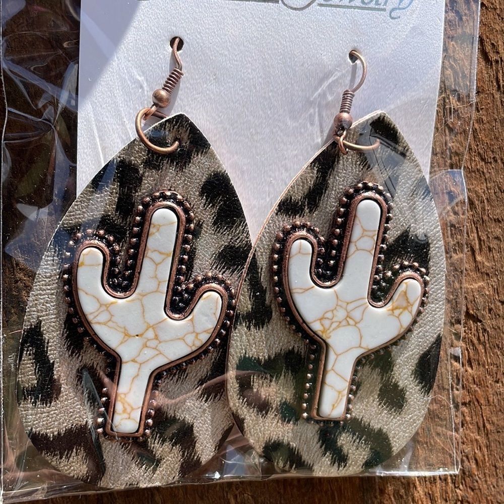 Leopard print Teardrop Leather Teardrop Eaarings with White Turquoise Ca… - Picture 2 of 2